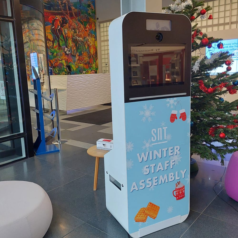 Un photobooth Luxbooth, pour votre location de photobooth au Luxembourg - Événement SNT Winter Staff Assembly